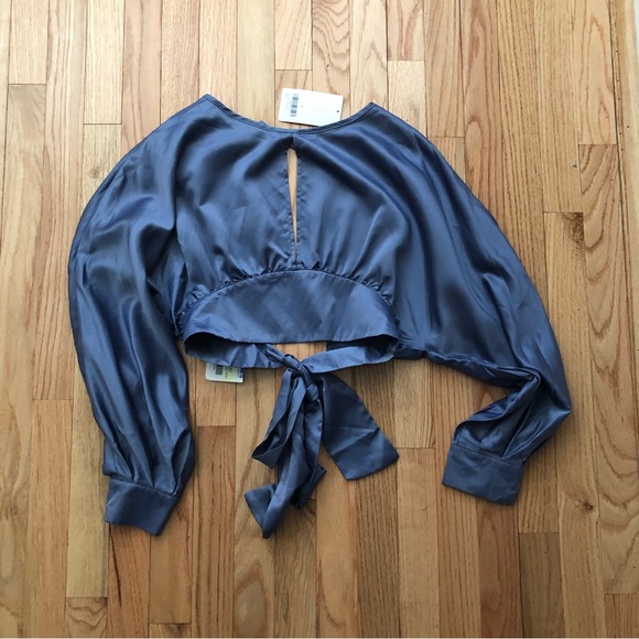 Cropped tie back blouse in a size medium. - Picture 10 of 13